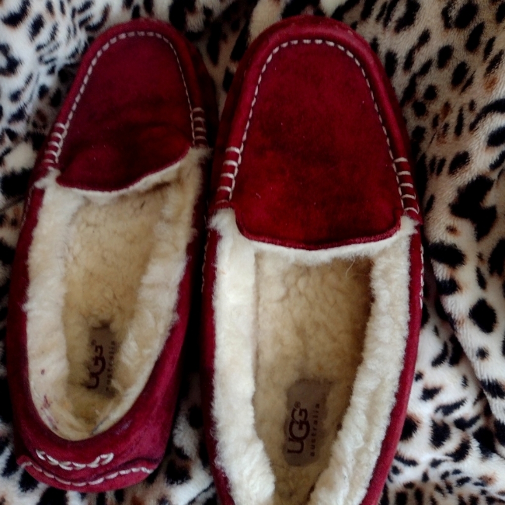 Ugg Australian in maroon slip on lined women's size 9 exc. Cond
